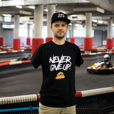 Koszulka Never Give Up! - czarna ze srebrnym napisem - BROKAT