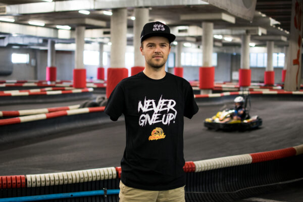 Koszulka Never Give Up! - czarna ze srebrnym napisem - BROKAT