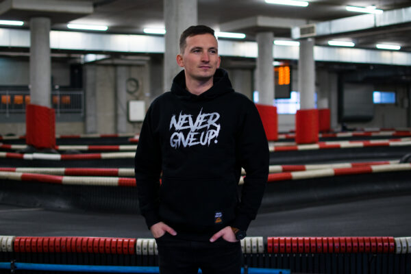 Bluza Never Give Up! - czarna ze srebrnym napisem - BROKAT
