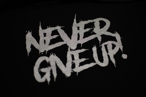 Bluza Never Give Up! - czarna ze srebrnym napisem - BROKAT - obrazek 4