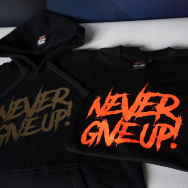 PAKIET: Bluza Never Give Up! Złoty FLEX  + Koszulka Never Give Up! - czerwony FLUO