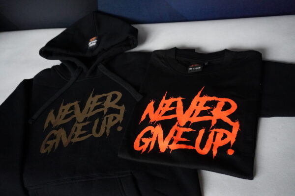 PAKIET: Bluza Never Give Up! Złoty FLEX  + Koszulka Never Give Up! - czerwony FLUO
