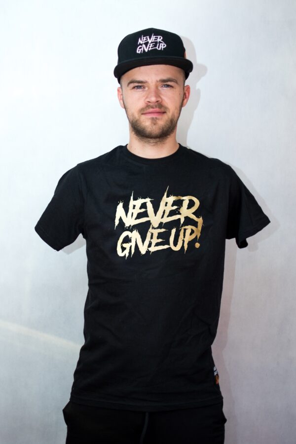 Koszulka Never Give Up! - czarna ze złotym napisem - FLEX - obrazek 2