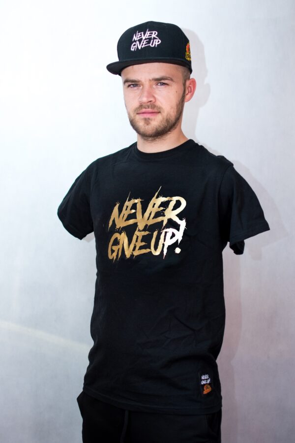 Koszulka Never Give Up! - czarna ze złotym napisem - FLEX - obrazek 4