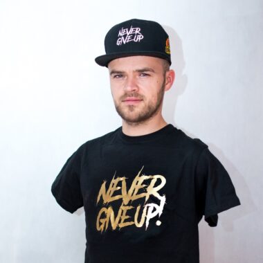 Koszulka Never Give Up! - czarna ze złotym napisem - FLEX