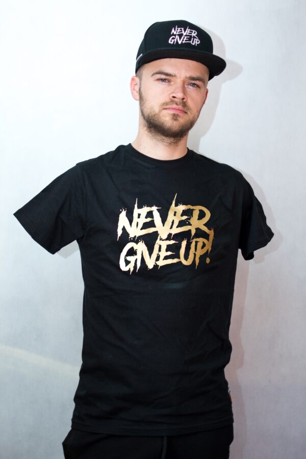 Koszulka Never Give Up! - czarna ze złotym napisem - FLEX - obrazek 3