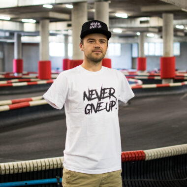 Koszulka Never Give Up! - biała z czarnym napisem
