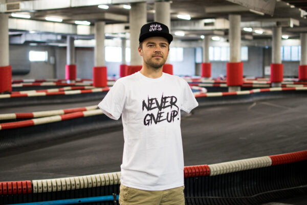 Koszulka Never Give Up! - biała z czarnym napisem