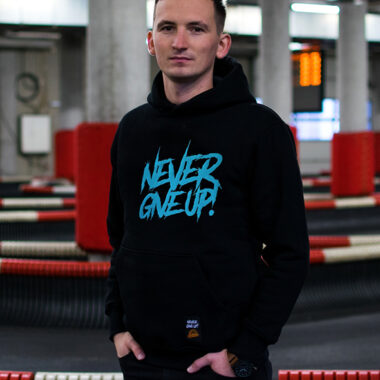 Bluza Never Give Up! - czarna z napisem BŁĘKIT FLUO