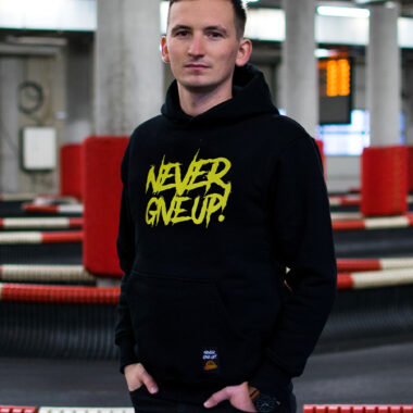 Bluza Never Give Up! - czarna z napisem LIME FLUO
