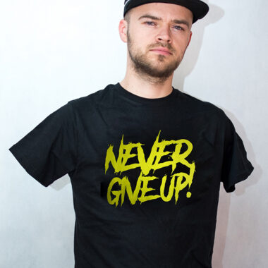 Koszulka Never Give Up! - czarna z napisem LIME