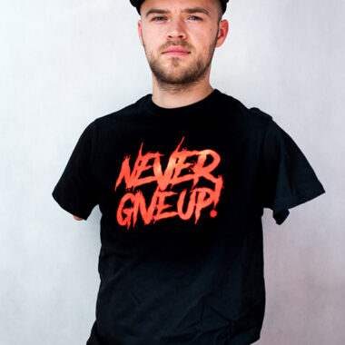 Koszulka Never Give Up! - czarna z czerwonym napisem FLUO