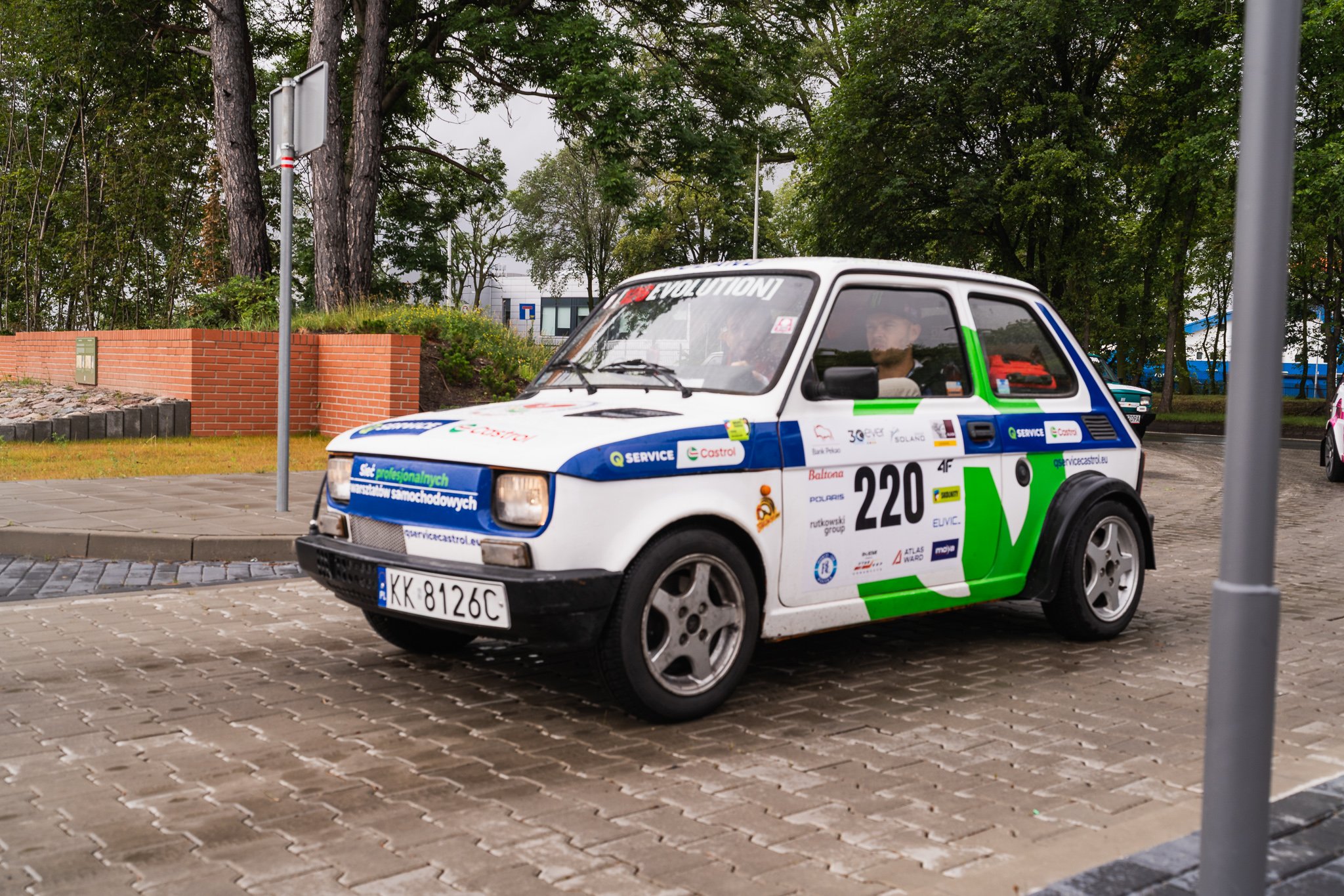 Bartosz Ostałowski wyruszył Maluchem w Podróż po Polsce żeby pomagać dzieciom